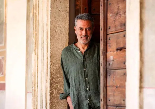 Abbiamo letto &ldquo;L&rsquo;anniversario&rdquo; di Andrea Bajani (Feltrinelli): ma com&rsquo;&egrave;? Un romanzo che ti fa venire voglia di distruggere il Premio Strega e rifondarlo. Ma davvero sono questi i libri che vogliamo premiare?