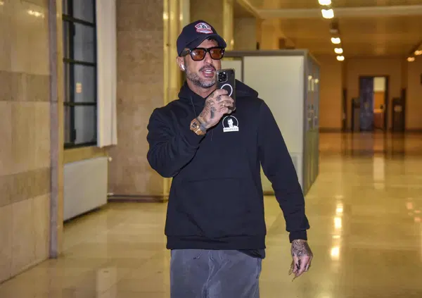 Maria De Filippi scrive a Fabrizio Corona dopo le accuse di Falsissimo (&ldquo;programma pilotato&rdquo;): &ldquo;Perch&eacute; l'hai fatto?&rdquo;. E lui risponde: &egrave; guerra?