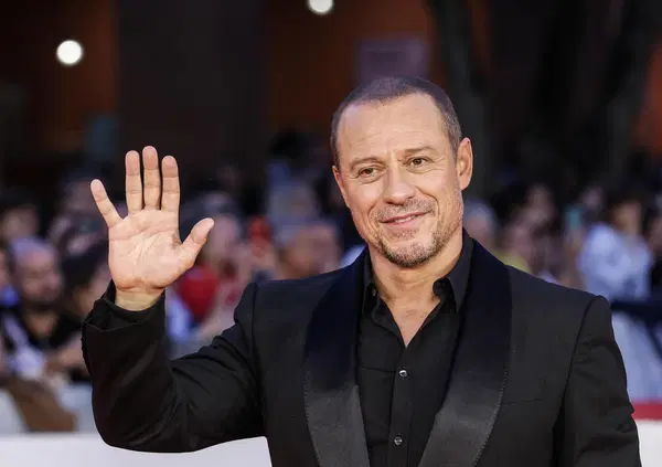 Caro Stefano Accorsi, chi te lo fa fare di alzarti ogni mattina alle 5 e farti il cu*o per avere il fisico da palestrato, se tanto sei tu (e non Vacchi)?