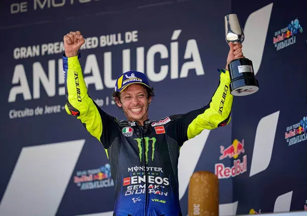 41 anni, 40 gradi e una fascetta di Michael Jordan per fermare i capelli (e il tempo): quella volta che Valentino Rossi ci ha fatto uscire dalla pandemia