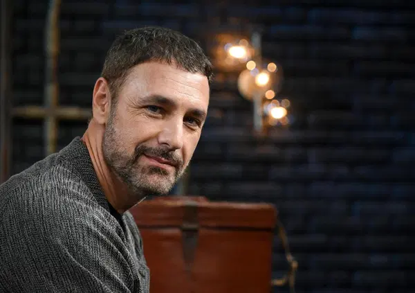 I presunti messaggi tra Raoul Bova e Martina Ceretti, Angelo Madonia e Sonia Bruganelli innamorati in vacanza, Fedez in love? Mentre Stefano De Martino&hellip; A tutto gossip con Alessi