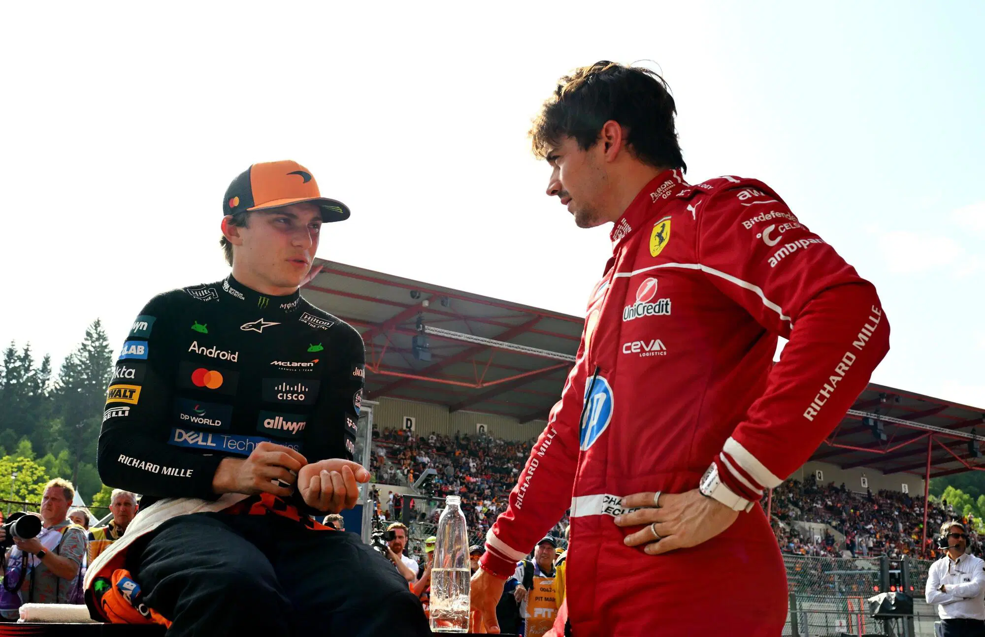 Oscar Piastri e Charles Leclerc dopo le qualifiche in Belgio