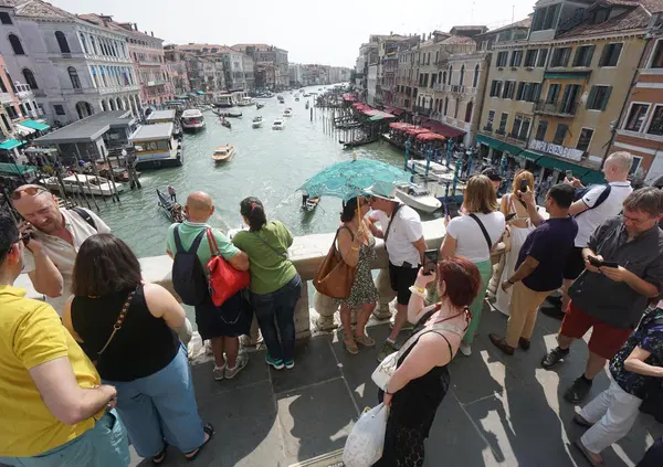 IL TURISMO HA DISTRUTTO IL VIAGGIO? Abbiamo letto &ldquo;Il turista nudo&rdquo; di Lawrence Osborne, ma com'&egrave;? Il libro definitivo sul perch&eacute; viaggiare non ha pi&ugrave; senso. Da Dubai alla Thailandia, il mondo &egrave; ormai tutto uguale. La soluzione? Spoiler: non c'&egrave;...