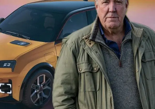 CLARKSON PROMUOVE UN&rsquo;ELETTRICA: &ldquo;La Renault 5 E-Tech? Si guida come se avesse un vero motore&rdquo;. E lancia una frecciata alle rivali cinesi 