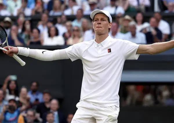 Ma in che senso Sinner &egrave; meglio del Papa (e pi&ugrave; caldo di Garlasco)? Jannik &egrave; il numero uno nelle citazioni in tv e radio. Non solo pubblicit&agrave;: l&rsquo;azzurro domina anche i programmi&hellip;