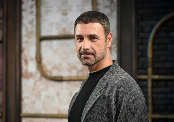 MESSAGGI SPACCANTI. Caso Raoul Bova-Ceretti (e il pr Monzino), estorsione di chi? Fabrizio Corona risponde alle accuse dopo Falsissimo: &ldquo;Mi hanno dato il materiale per far diventare famosa Martina&rdquo;. E la droga? &ldquo;Roba da film splatter&rdquo;