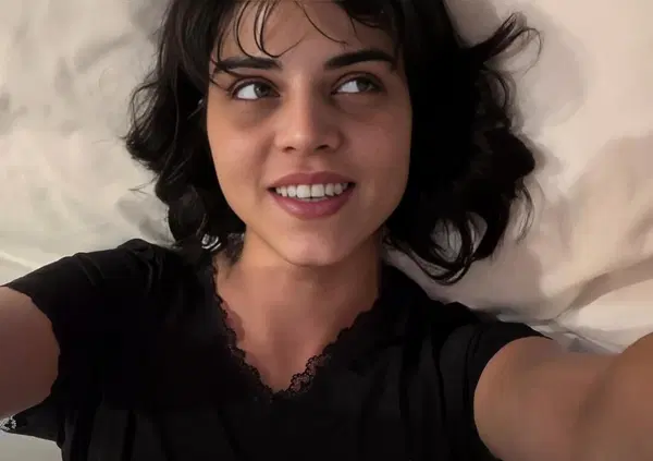 Musica-Ia, ma davvero &ldquo;le case discografiche ci hanno fottu*o il cervello&rdquo;, come &ldquo;canta&rdquo; Sara Penelope Robin? &ldquo;Problema etico: cosa cambia tra autotune e una voce sintetizzata? Niente. Confondere umano e macchina &egrave; peggio di un genocidio&rdquo;