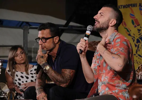 Moreno Pisto e Fabrizio Corona coppia d'attacco: al Salotto d'Europa di Pontremoli dicono cosa gravissime su stampa, Temptation Island, Garlasco, politica e Donald Trump. &ldquo;Ci vorrebbe una rivoluzione&rdquo;, il giornalismo? &ldquo;&Egrave; finito&rdquo;