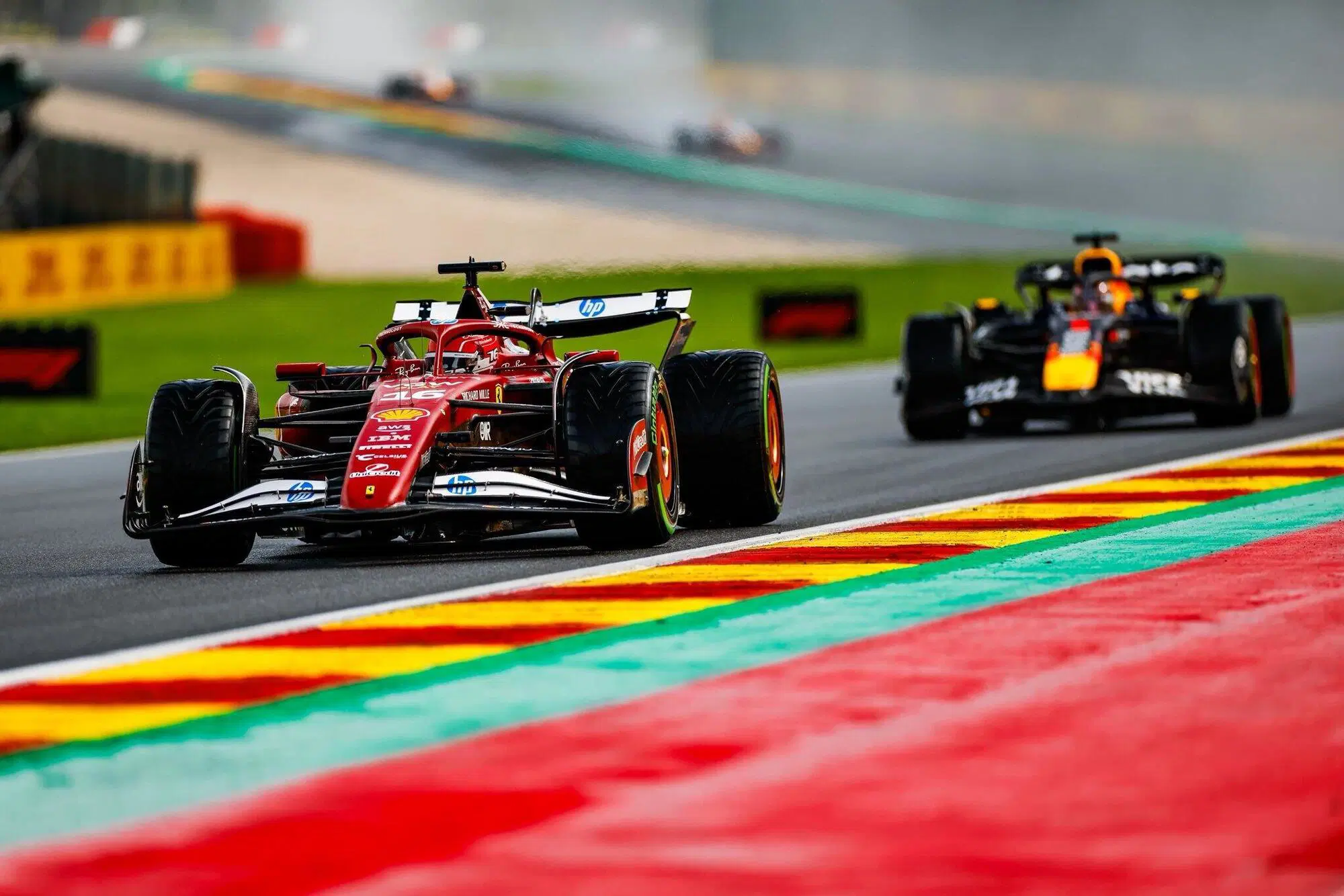 Charles Leclerc davanti a Max Verstappen durante il Gran Premio del Belgio
