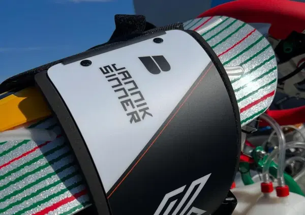 Ma lo avete visto Jannik Sinner che si butta sui kart con Julian Frasnelli, il nuovo golden boy italiano del karting? Prima gli chiede le traiettorie, poi&hellip;