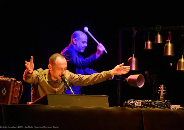 Abbiamo visto lo spettacolo &ldquo;II sogno di una cosa&rdquo; di Pasolini a teatro, ma com&rsquo;&egrave; stato? Per un&rsquo;ora, con la voce di Elio Germano insieme a Theo Teardo, siamo tornati a immaginare