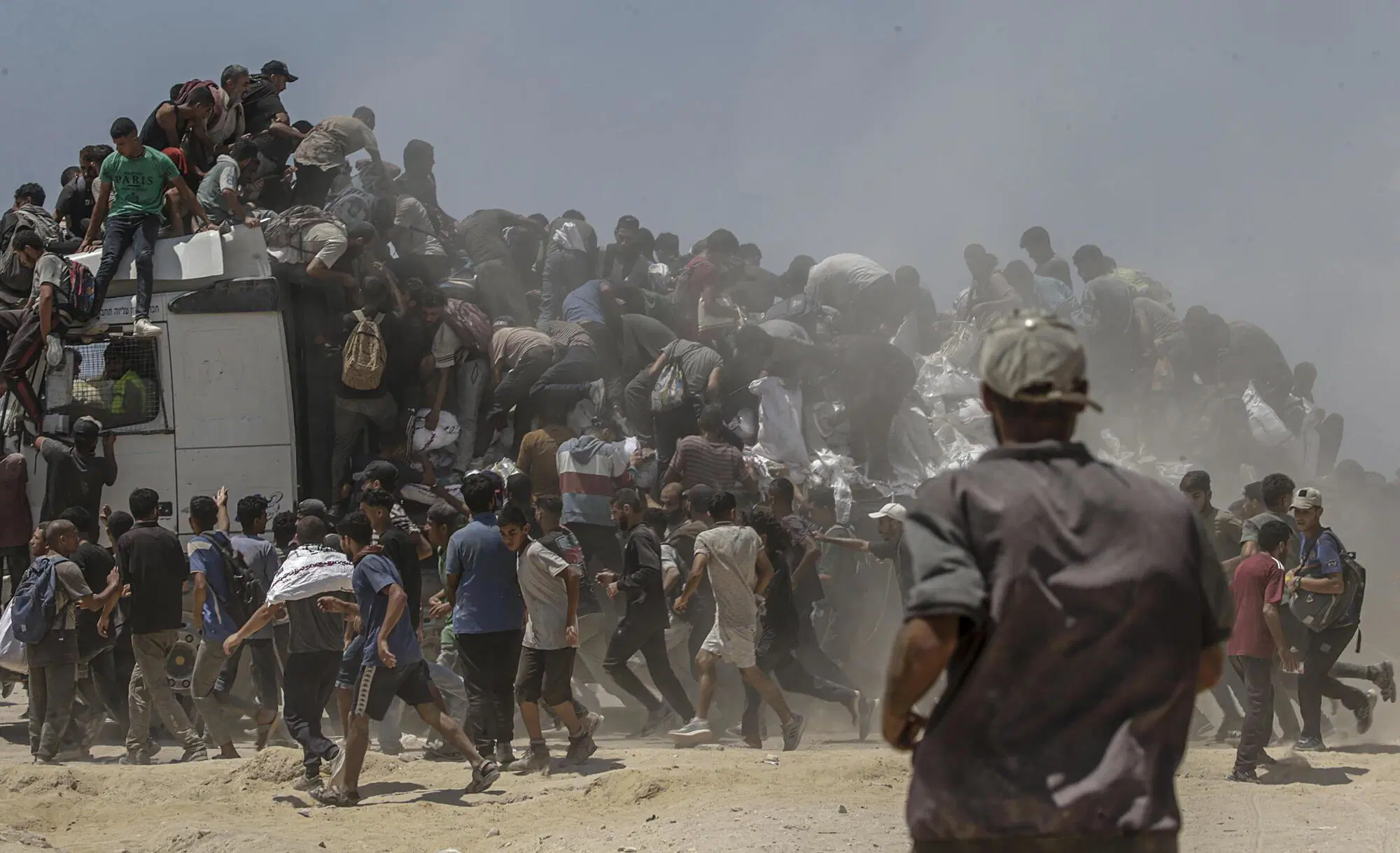  La folla a Gaza che si accalca intorno a un furgone con gli aiuti umanitari