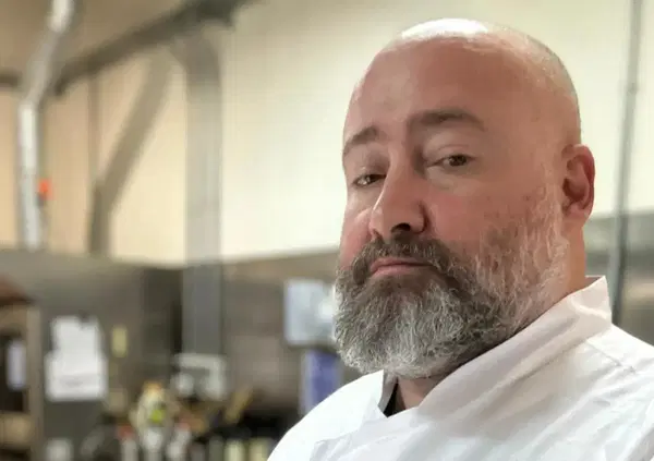 Ok "I burger", ma Cicciogamer89 sa farlo il ristoratore? Risponde Chef Guido Mori: "Gli consiglierei di vendere l'attivit&agrave; prima di fare altri danni". E sui peli nel panino recensito da Franchino Er Criminale...