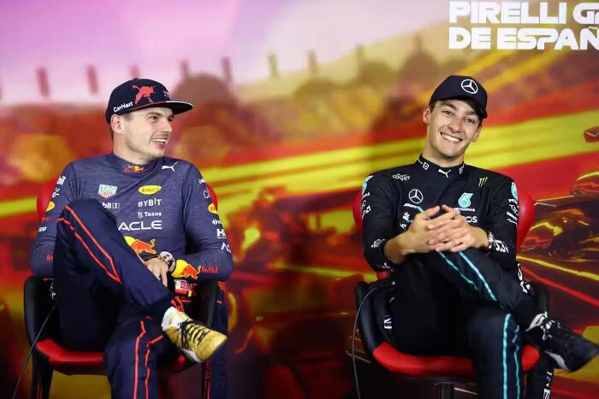 Max Verstappen e George Russell durante una conferenza stampa