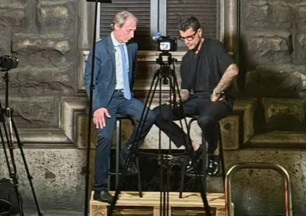 Altro che Bova e Ceretti, ma l'avete visto Fabrizio Corona bere birra sotto casa di Davide Lacerenza con l'avvocato Fusetti nella nuova puntata di Falsissimo?