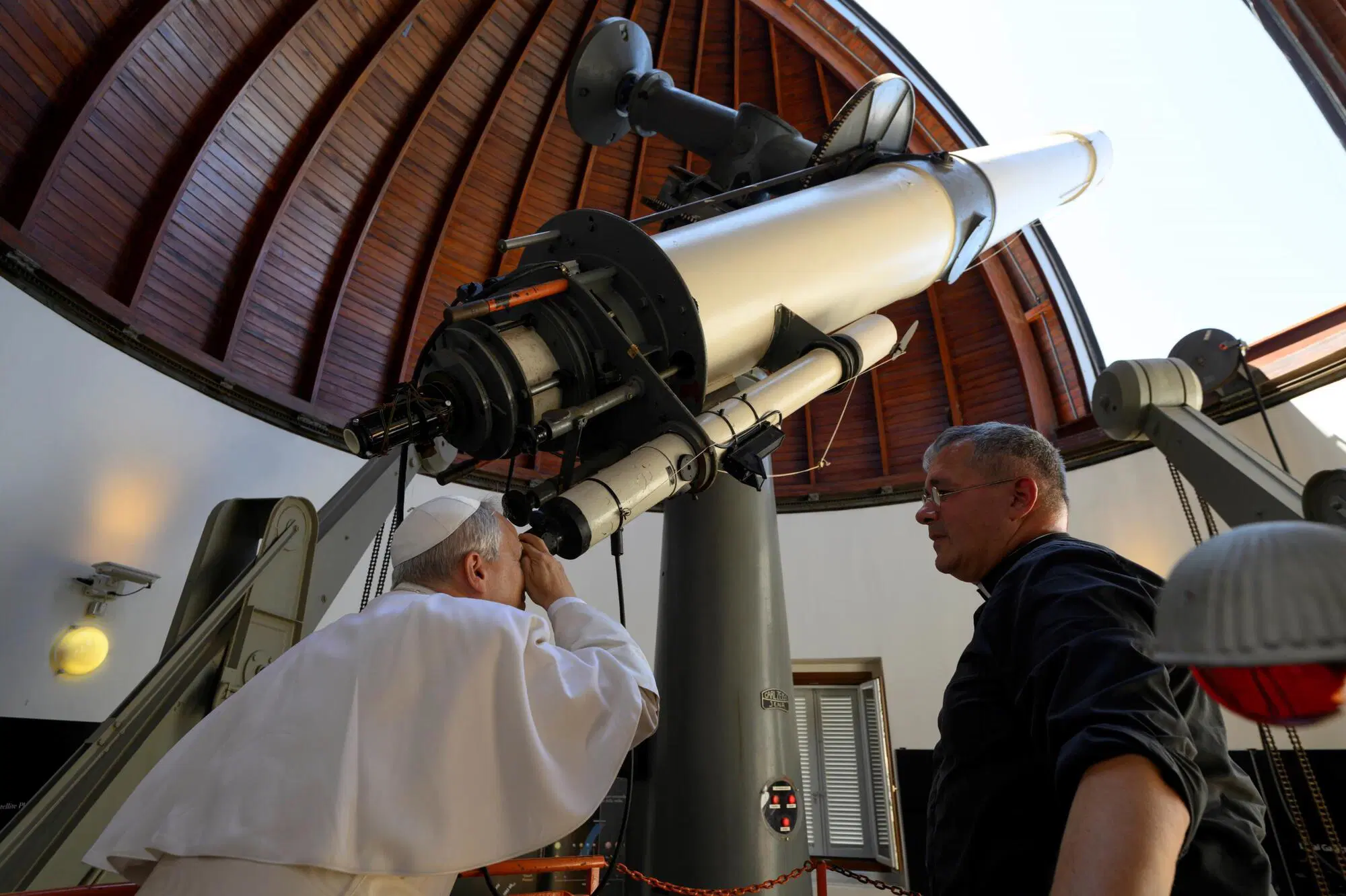 Papa Leone XIV alla specola vaticana