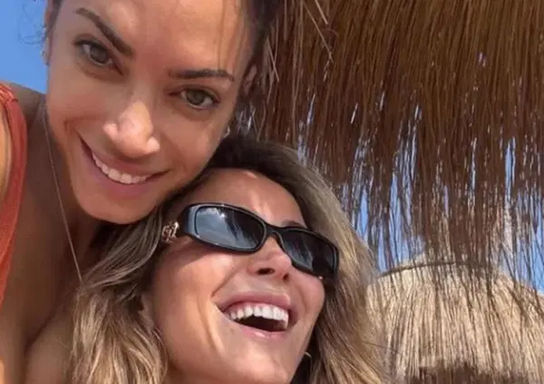 Elodie e Diletta Leotta criticate per il jet privato. Ma ve li immaginate i "danni ambientali" di loro due su un volo di linea?