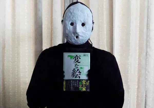 ⁠Abbiamo letto &ldquo;Strani disegni&rdquo; il crime bestseller che piace a Saviano, ma la vera bomba &egrave; la promozione di Einaudi: grafiche horror, videogiochi retr&ograve; e l&rsquo;identit&agrave; segreta dell&rsquo;autore, Uketsu. Signori, ecco il futuro della pubblicit&agrave; culturale&hellip;