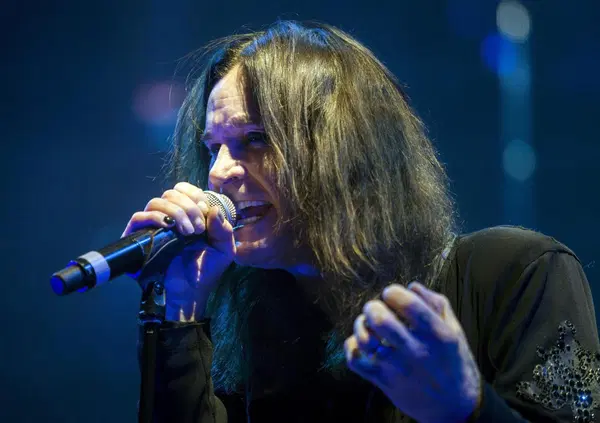 DAL RE AL PRINCIPE DELLE TENEBRE. Per Ozzy Osbourne Buckingham Palace si d&agrave; al metal: sentite come suona Paranoid dei Black Sabbath al cambio della guardia [VIDEO]