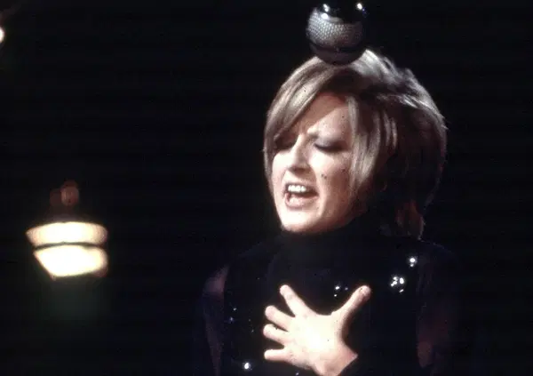 BOOM. Mina a 85 anni spacca ancora il cu*o a tutti? Il nuovo album &ldquo;riciclato&rdquo; e &ldquo;genderless&rdquo;? Trapper e cantanti, prendete nota. E Pel&ugrave; e Gabbani&hellip;