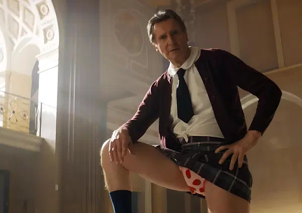 Abbiamo visto &ldquo;Una pallottola spuntata&rdquo; (il remake), ma com&rsquo;&egrave;? Liam Neeson ha le palle (quasi di fuori) e cambia genere: da padre vendicativo a comico 73enne (che ha fatto innamorare, forse, Pamela Anderson sul set del film)