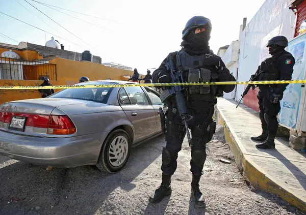 I NARCOS CONTRO PUTIN? Lo sapete che gli uomini dei cartelli della droga messicani e colombiani combattono nella guerra in Ucraina con Kiev? Imparano a usare i droni, fanno esperienza sul campo e...