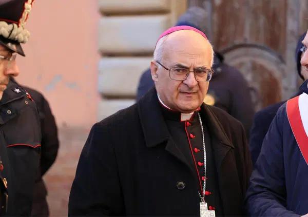 Ma davvero l&rsquo;arcivescovo che s&rsquo;&egrave; infuriato per i panini in Chiesa durante il temporale &egrave; lo stesso delle &ldquo;cene di &lsquo;ndrangheta a casa del parroco&rdquo;? S&igrave;, e qui vi raccontiamo proprio tutto