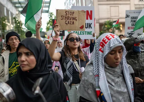 Avete visto cosa &egrave; successo a Genova? I portuali si ribellano e fermano i container con le armi per Israele: fanno bene, ma in questo modo non rischiano di fare un favore a Hamas? 