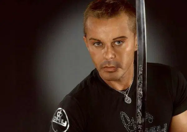 LA VERIT&Agrave;, VI PREGO, SU DEN HARROW ! Intervista totale a Stefano Zandri: Tony Effe? "Generazione senza morale". La musica? "Sfruttato e finito sul lastrico". E su Tom Hooker e la major...