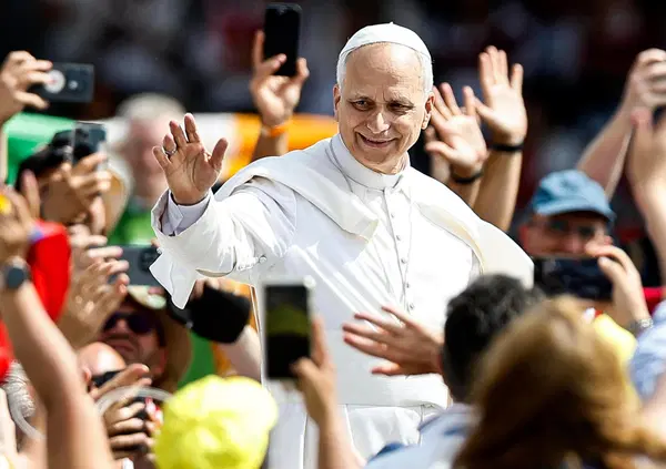 ⁠Ci siamo fatti spiegare il Giubileo dei giovani (e il santo del giorno) da Magisterium AI, la ChatGpt dei credenti: &ldquo;Tutti devono voler diventare santi come dice Papa Leone XIV&rdquo;. Carlo Acutis? &ldquo;Ha guarito un bambino, i miracoli non sono contro la scienza&rdquo;