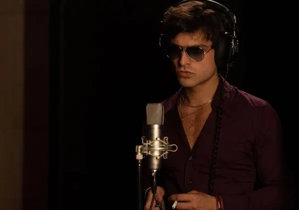 Abbiamo visto &ldquo;Califano&rdquo;, film che Rai 1 ripropone in tv con Leo Gassmann, ma com&rsquo;&egrave;? Ripulisce le ombre del Califfo e, pi&ugrave; che un biopic, sembra Tale e Quale Show