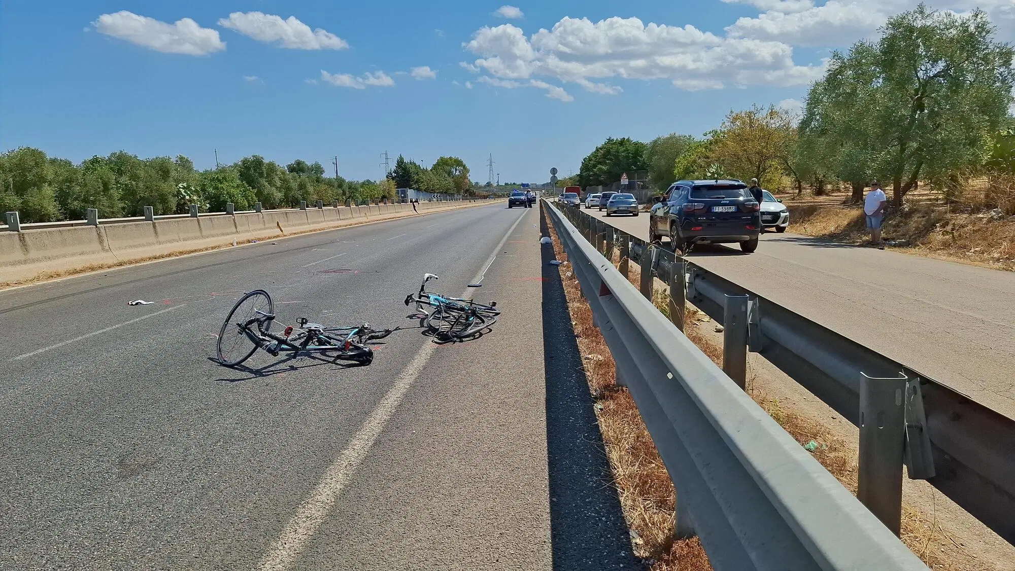Il luogo in cui tre ciclisti sono morti in un incidente stradale avvenuto sulla provinciale 231 in direzione sud, all'altezza di Terlizzi, in provincia di Bari. I tre intorno alle 8.30 sono stati travolti e uccisi dal conducente di una Lancia Delta c