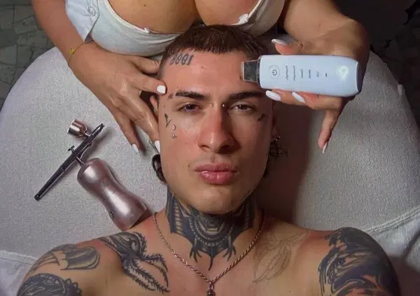 Rosa Chemical a Ballando con le stelle perch&eacute; &egrave; rimasto a piedi (in faccia)? Dal bacio con Fedez a Sanremo non ne azzecca una: follower in fuga, flop televisivi e interrogazioni parlamentari