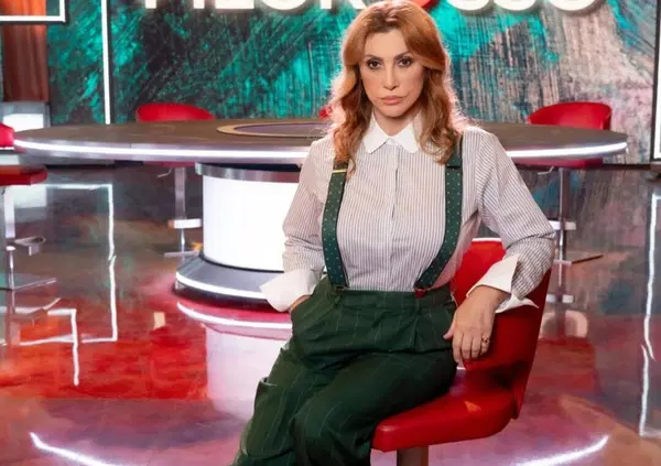 Elogio delle bretelle di Manuela Moreno: ATTO DI RESISTENZA AL SESSISMO! Dalla conduttrice di Filorosso su Rai 3 a George Sand, Colette e Vittoria Colonna: il nuovo femminismo passa dall&rsquo;armadio?