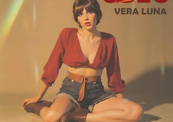 "APRIMI IL CU*O" &egrave; il tormentone dell'estate 2025? Tutto quello che sappiamo sulla canzone virale sui social (TikTok) e su Vera Luna, artista (vera o fake?) che stuzzica la sonnacchiosa estate pop 