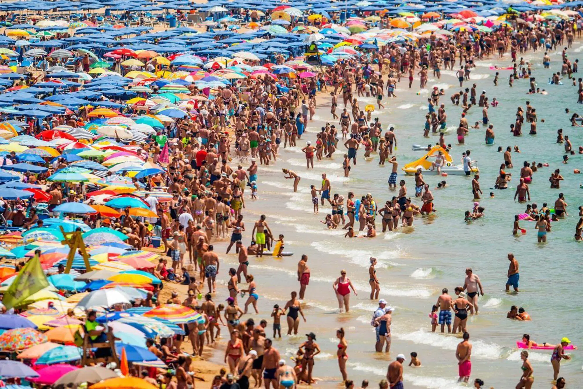 Gli italiani al mare a Ferragosto 2025