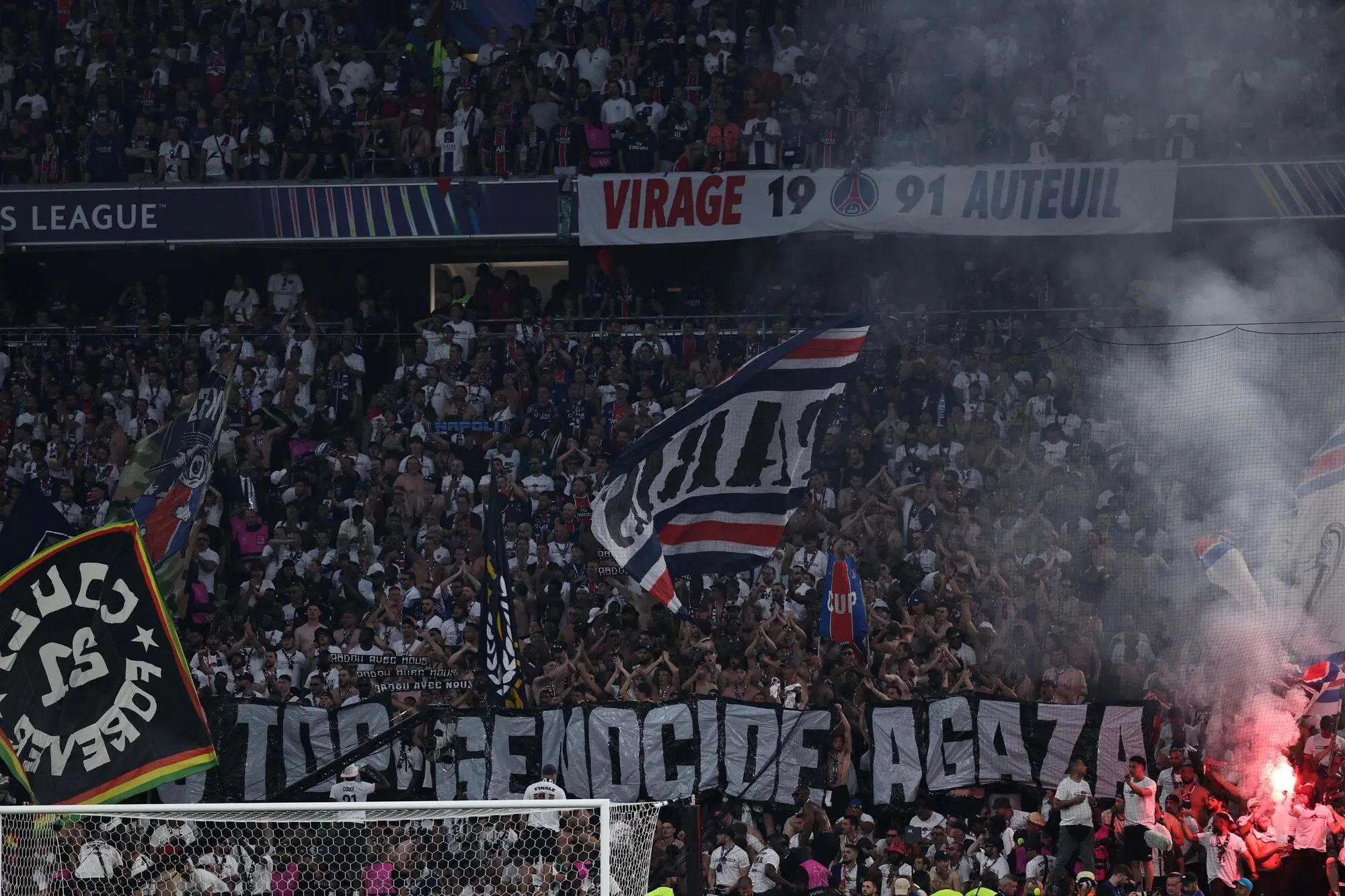 Lo striscione dei tifosi del Psg contro il genocidio