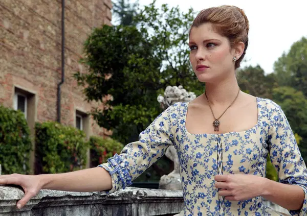 Siamo stati al Castello di Elisa di Rivombrosa ad Agli&egrave; sulle tracce del conte Fabrizio Ristori. Ma com'&egrave;? Tra salotti che sanno di intrighi e giardini mal tenuti, abbiamo capito che fare un regalo alla propria parte bambina non delude mai...