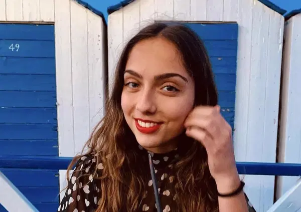 La morte di Simona Cin&agrave; &egrave; un omicidio? LA VERIT&Agrave; DI ROBERTA BRUZZONE: &ldquo;L&rsquo;invito alla festa conteneva una frase inquietante: suggeriva di portare un costume nel caso in cui qualcuno cadesse in piscina&rdquo;. Un macabro presagio o c&rsquo;&egrave; qualcosa di pi&ugrave;? 