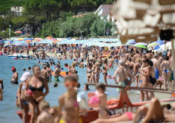 Se il TURISMO &Egrave; IN CALO &egrave; colpa dei "poveri italiani"? Pinuccio (Striscia la notizia) non ci sta e attacca i lidi: "Le spiagge libere sono piene, perch&eacute; pagare un panino 12 euro &egrave; da cogl*oni!"