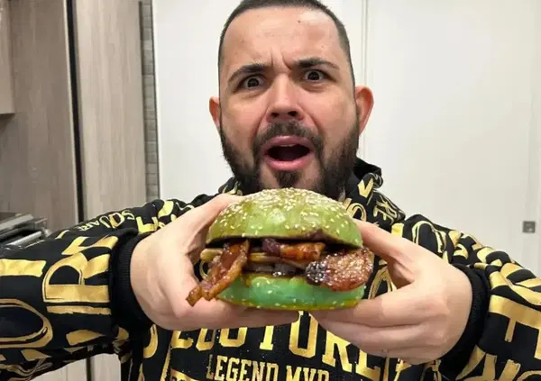 Ok, ma che caz*o succede con i burger di Cicciogamer89 a Roma? Dalle critiche di Franchino er criminale e Giulia &ldquo;Crossbow&rdquo; al pane "con la muffa" non conforme ritirato...