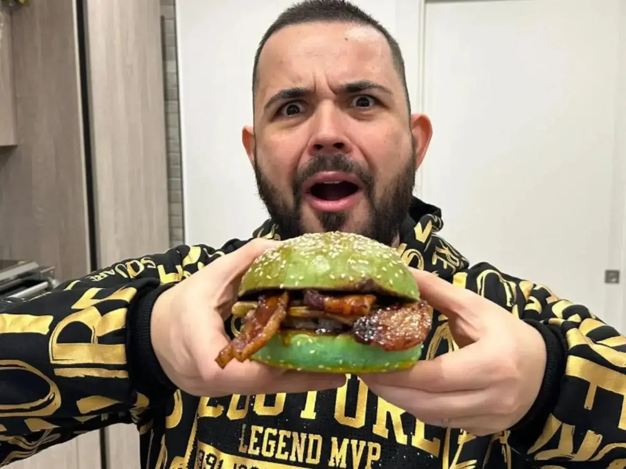 Ok, ma che caz*o succede con i burger di Cicciogamer89 a Roma? Dalle critiche di Franchino er criminale e Giulia &ldquo;Crossbow&rdquo; al pane "con la muffa" non conforme ritirato...