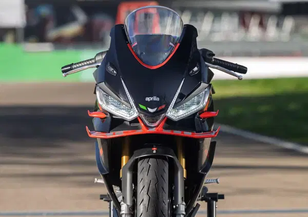 Aprilia RS660 Factory 2025: test in pista, differenze con la standard e prezzo