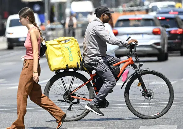 DELIVERY TROPPO EXPRESS. Auto? Moto? Motorini? No, le bici elettriche truccate dei rider, e la citt&agrave; diventa giungla d'asfalto. Ma perch&eacute;? E chi controlla e multa?