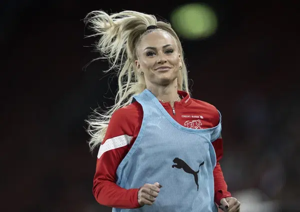 Alisha Lehmann via dalla Juve (verso dove?) coi suoi milioni di follower. Ma ve lo sareste aspettati che a Torino avrebbe fatto meno peggio del suo fidanzato (o ex) Douglas Luiz?