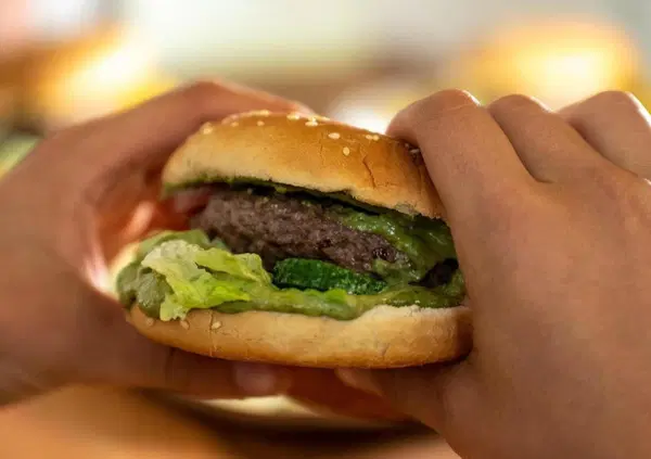 TURISMO MORTALE? Intossicati dal botulino, un morto e nove ricoverati. &Egrave; emergenza dopo che nove persone in Calabria hanno mangiato un panino con i broccoli comprato sul lungomare di Diamante? E a Cagliari...