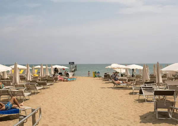 ANCHE IL TURISMO &Egrave; IN FERIE? Il critico Edoardo Raspelli: &ldquo;&Egrave; diventato una cosa per ricchi&rdquo;. Alle vacanze italiane di Dua Lipa, Paris Hilton e Kylie Jenner, preferisce montagna e agriturismi. E su Firenze, Alassio e le spiagge vuote...