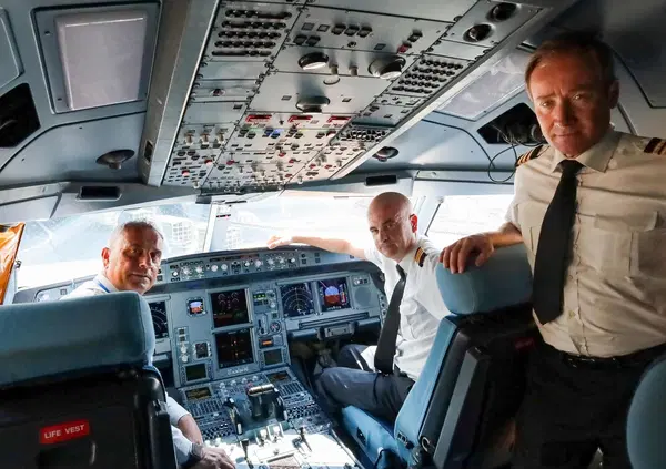 VOLARE MALE. 29 Milioni di turisti partono per le vacanze in aereo, ma che vita fanno i piloti? E quanto guadagnano in Italia? Spoiler: quasi come in India e in Sudamerica. E i test psicologici&hellip;