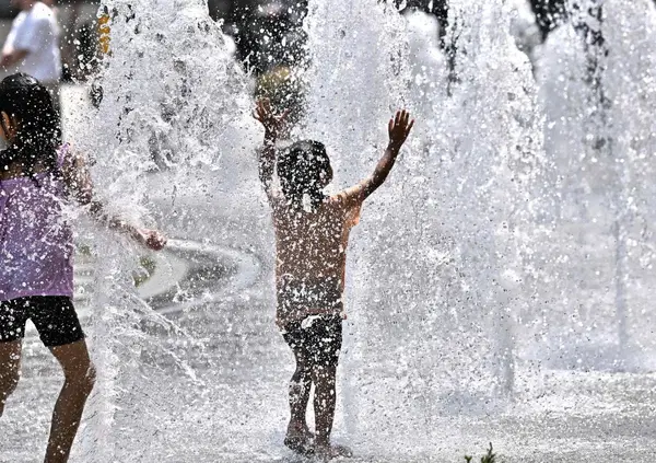 SIAMO TUTTI MORTI (quasi): altro che estate e vacanze, &egrave; l&rsquo;inverno demografico il problema. Abbiamo letto &ldquo;Senza futuro&rdquo; di Morland, ma com&rsquo;&egrave;? Ecco perch&eacute; tornare a fare figli dovrebbe essere l&rsquo;unico trend a interessarci davvero