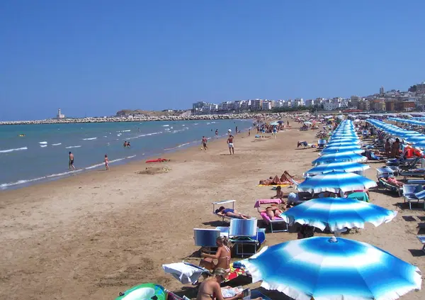 SPIAGGE VUOTE e TURISMO IN CRISI? Tutti i motivi di un DISASTRO ANNUNCIATO: dalla Calabria all'Emilia-Romagna (passando per la Toscana) calo del 30%, ma per il ministro Santanch&eacute; &egrave; "allarmismo"